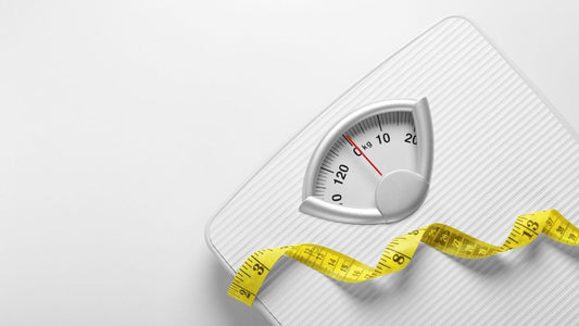 Balança com fita métrica ao lado