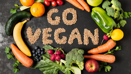Frutas e vegetais com a frase Go Vegan em grãos