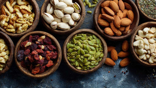Mistura de sementes e nozes em tigelas de madeira