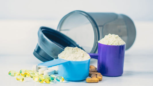 Suplementos alimentares em colheres medidoras