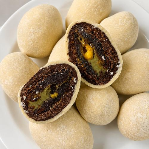 Tâmara Recheada com Creme de Pistache Coberta com Chocolate 70% e Chocolate Branco 100g Emporio Aurea