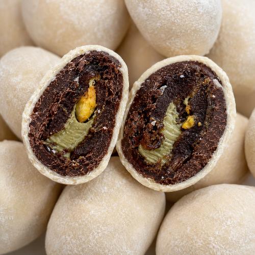 Tâmara Recheada com Creme de Pistache Coberta com Chocolate 70% e Chocolate Branco 100g Emporio Aurea